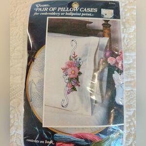 Vogart Flower Pillow Cases  Embroidery 8703C Vintage Made In The USA New Sealed